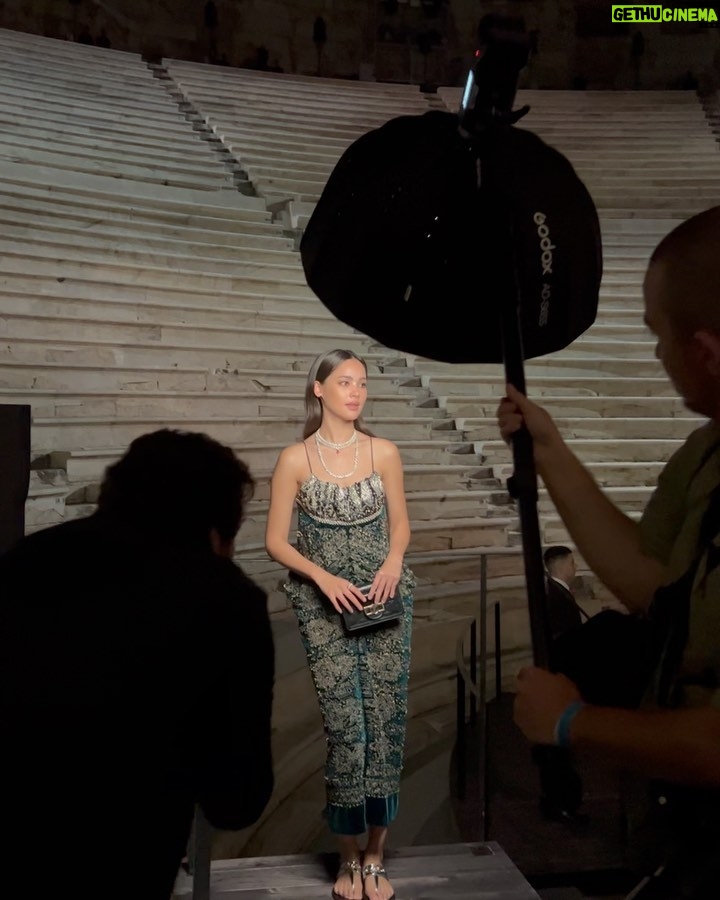 Urassaya Sperbund Instagram - Absolutely stunning, ไม่มีคำพูดเลยค่ะ ทั้งการแสดง ทั้งสถานที่ และ #lvdeeptime คืออ้าปากค้างไปเลยยย สวยเหลือเกินนน #lvhighjewelry Odeon of Herodes Atticus