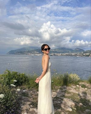 Urassaya Sperbund Instagram - ดีนะเตรียมชุดสวยไปทุกวันนนน 🫶🏼😆💃🏻#เห่อนิดหน่อย #รูปสุดท้ายแล้วจริงๆ

#yyinit