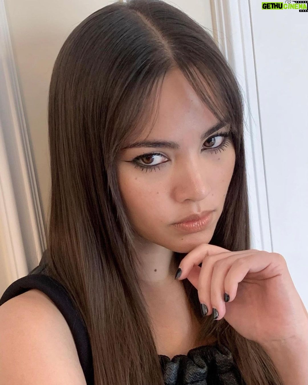 Urassaya Sperbund Instagram - Beautiful beautifulll collection @nicolasghesquiere thank you so much for having me 🫶🏼 อยากใส่ทุกชุดเลยย! #LVSS24