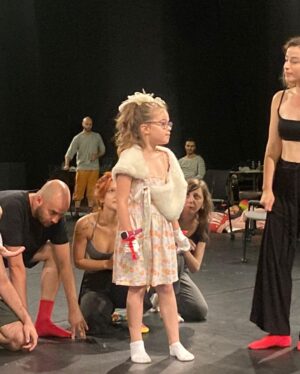 Uraz Kaygılaroğlu Instagram - provalarımıza katılıp @sebnemsonmezofficial in yokluğunda yerini marke eden Ada Hanıma teşekkür ederiz.😍

#AşıkShakespeare

@zorlu_psm 
@serdarbilis
