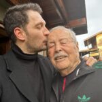 Uraz Kaygılaroğlu Instagram – dedecim, biriciğim, güzel yüreklim. sen benim tanıdığım en dürüst en kıyak insandın. meyven, kabak çekirdeğin, aksiyon sineman tamamsa başka bişi aramazsın. birisi seninle inatlaşmadı mı, tane tane anlattımı kızmaz anlarsın. sabah şöyle bi 5-10 km yürüdünmüydü tamam. akşam vaktine doğru bi kaç el tavla bitti gitti. 

anlatırdın hep. savaş görüp, 16-17 yaşlarında İstanköyden kayıkla Bodruma’a yanaşmış. bi akrabaların varmış çukurcuma’da onların yanına gidene kadar sokaklarda kalmış, mendil, çorap satmışsın. bi başına istanbul’da yaşamayı başarıp anneanneme göz koymuşsun:) bir oğul ve bir kız çocuğu sahibi olmuş onlara da aslanlar gibi bakmışsın. anneannem kazandıklarını değerlendirmiş, sen hep çalışmışsın. mahmutpaşa’da esnaf olmuş, bu sefer çorap makinası ve iğnesi satmışsın( ne ilginç bir meslek diye düşünmeden edemezdim) 

buradan sonrası da benden olsun. beni bi hafta sonu parksız, bisikletsiz bırakmadın.tavla oynamayı, iyi insan olmayı, dürüst yaşamanın anlamını sen öğrettin. çalışkanlığı da sende gördüm, emekliliğin tadının nasıl çıkarılacağını da. bayram namazına da seninle gittim,teravih namazına da. sonra gitmeyi bırakınca da kızmadın. açık fikirli adamdın, onaylamadığın şeye keşke yapmasan der karışmazdın. en azından bana. hep güvenir sırtımı sıvazlardın. akıllı çocuksun diye severdin beni. ben de seni çok severdim dede çok. J burgere de sen götürürdün, sahilde kayıkçı arkadaşlarının yanına da. fenerbahçe mahallesinde hasan’ın torunu olmanın imtiyazlarını yaşattın bana. dede oldun, baba oldun. herkese oldun bi bana değil, kapın sofran hep açıktı. eski alışkanlık herhalde herkese çorap hediye ederdin. bi insan bu kadar meyve yer mi arkadaş diye hayret ederdik kuzenlerle. bi de 96 yaşındasın diye mi ne hep hiç ölmicek herhalde diye gülerdik aramızda :((((( 

seni çok seviyorum dedem, Allah rahmet eylesin😔😔😔