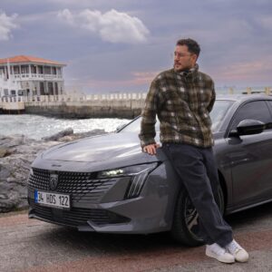 Uraz Kaygılaroğlu Instagram - Moda manzarası #Peugeot508 ile daha da göz alıcı🦁
#GözAlıcıSürüş @peugeotturkiye #işbirliği