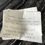Uraz Kaygılaroğlu Instagram – meraklısına evde oynadığımız bir oyunu buraya bırakıyorum. bulmacaları takip edecek kişiye ait bir nesneyi evin içinde saklıyoruz. lütfen evde deneyiniz! 

bu arada #ilkturdabitirelim 🫶
