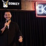 Uraz Kaygılaroğlu Instagram – yaklaşık altı aydır birbirinden başarılı insanlarla bu sahneyi paylaşıyoruz. kendimiz çalıp kendimiz oynuyoruz. bu deneyimi yaşamama destek olan herkese müteşekkirim. hafta sonu görüşmek üzere🥳 

@kzoneproduction @yolo.enter 
#Ekİş