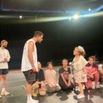 Uraz Kaygılaroğlu Instagram – provalarımıza katılıp @sebnemsonmezofficial in yokluğunda yerini marke eden Ada Hanıma teşekkür ederiz.😍

#AşıkShakespeare

@zorlu_psm 
@serdarbilis