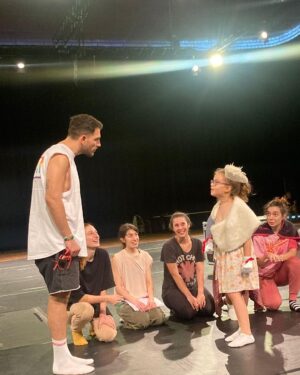 Uraz Kaygılaroğlu Instagram - provalarımıza katılıp @sebnemsonmezofficial in yokluğunda yerini marke eden Ada Hanıma teşekkür ederiz.😍

#AşıkShakespeare

@zorlu_psm 
@serdarbilis