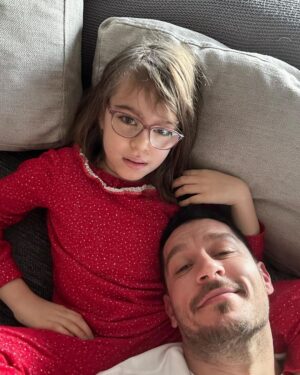 Uraz Kaygılaroğlu Instagram - bugün çalışmayacakmış, kimseye hediye yok🧑‍🎄