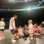 Uraz Kaygılaroğlu Instagram – provalarımıza katılıp @sebnemsonmezofficial in yokluğunda yerini marke eden Ada Hanıma teşekkür ederiz.😍

#AşıkShakespeare

@zorlu_psm 
@serdarbilis