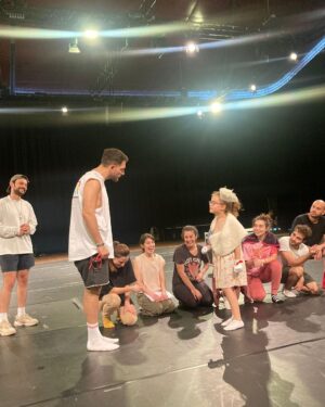 Uraz Kaygılaroğlu Instagram - provalarımıza katılıp @sebnemsonmezofficial in yokluğunda yerini marke eden Ada Hanıma teşekkür ederiz.😍

#AşıkShakespeare

@zorlu_psm 
@serdarbilis