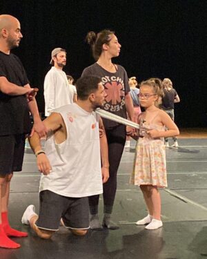 Uraz Kaygılaroğlu Instagram - provalarımıza katılıp @sebnemsonmezofficial in yokluğunda yerini marke eden Ada Hanıma teşekkür ederiz.😍

#AşıkShakespeare

@zorlu_psm 
@serdarbilis