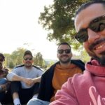 Uraz Kaygılaroğlu Instagram - @ffiratco doğum günü kutlama postu. iyi dilek ve önerilerinizi bu postun altında topluyoruz. ben başlıyorum, nice yaşlara sevgili dostum🥳🖤