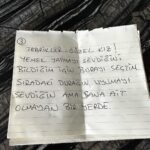Uraz Kaygılaroğlu Instagram – meraklısına evde oynadığımız bir oyunu buraya bırakıyorum. bulmacaları takip edecek kişiye ait bir nesneyi evin içinde saklıyoruz. lütfen evde deneyiniz! 

bu arada #ilkturdabitirelim 🫶