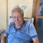 Uraz Kaygılaroğlu Instagram – dedecim, biriciğim, güzel yüreklim. sen benim tanıdığım en dürüst en kıyak insandın. meyven, kabak çekirdeğin, aksiyon sineman tamamsa başka bişi aramazsın. birisi seninle inatlaşmadı mı, tane tane anlattımı kızmaz anlarsın. sabah şöyle bi 5-10 km yürüdünmüydü tamam. akşam vaktine doğru bi kaç el tavla bitti gitti. 

anlatırdın hep. savaş görüp, 16-17 yaşlarında İstanköyden kayıkla Bodruma’a yanaşmış. bi akrabaların varmış çukurcuma’da onların yanına gidene kadar sokaklarda kalmış, mendil, çorap satmışsın. bi başına istanbul’da yaşamayı başarıp anneanneme göz koymuşsun:) bir oğul ve bir kız çocuğu sahibi olmuş onlara da aslanlar gibi bakmışsın. anneannem kazandıklarını değerlendirmiş, sen hep çalışmışsın. mahmutpaşa’da esnaf olmuş, bu sefer çorap makinası ve iğnesi satmışsın( ne ilginç bir meslek diye düşünmeden edemezdim) 

buradan sonrası da benden olsun. beni bi hafta sonu parksız, bisikletsiz bırakmadın.tavla oynamayı, iyi insan olmayı, dürüst yaşamanın anlamını sen öğrettin. çalışkanlığı da sende gördüm, emekliliğin tadının nasıl çıkarılacağını da. bayram namazına da seninle gittim,teravih namazına da. sonra gitmeyi bırakınca da kızmadın. açık fikirli adamdın, onaylamadığın şeye keşke yapmasan der karışmazdın. en azından bana. hep güvenir sırtımı sıvazlardın. akıllı çocuksun diye severdin beni. ben de seni çok severdim dede çok. J burgere de sen götürürdün, sahilde kayıkçı arkadaşlarının yanına da. fenerbahçe mahallesinde hasan’ın torunu olmanın imtiyazlarını yaşattın bana. dede oldun, baba oldun. herkese oldun bi bana değil, kapın sofran hep açıktı. eski alışkanlık herhalde herkese çorap hediye ederdin. bi insan bu kadar meyve yer mi arkadaş diye hayret ederdik kuzenlerle. bi de 96 yaşındasın diye mi ne hep hiç ölmicek herhalde diye gülerdik aramızda :((((( 

seni çok seviyorum dedem, Allah rahmet eylesin😔😔😔