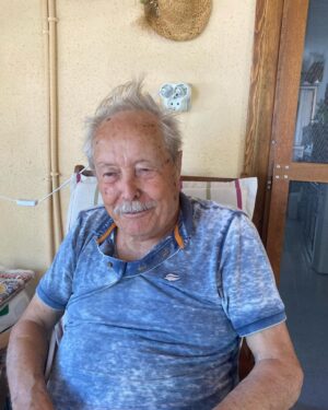 Uraz Kaygılaroğlu Instagram - dedecim, biriciğim, güzel yüreklim. sen benim tanıdığım en dürüst en kıyak insandın. meyven, kabak çekirdeğin, aksiyon sineman tamamsa başka bişi aramazsın. birisi seninle inatlaşmadı mı, tane tane anlattımı kızmaz anlarsın. sabah şöyle bi 5-10 km yürüdünmüydü tamam. akşam vaktine doğru bi kaç el tavla bitti gitti. 

anlatırdın hep. savaş görüp, 16-17 yaşlarında İstanköyden kayıkla Bodruma’a yanaşmış. bi akrabaların varmış çukurcuma’da onların yanına gidene kadar sokaklarda kalmış, mendil, çorap satmışsın. bi başına istanbul’da yaşamayı başarıp anneanneme göz koymuşsun:) bir oğul ve bir kız çocuğu sahibi olmuş onlara da aslanlar gibi bakmışsın. anneannem kazandıklarını değerlendirmiş, sen hep çalışmışsın. mahmutpaşa’da esnaf olmuş, bu sefer çorap makinası ve iğnesi satmışsın( ne ilginç bir meslek diye düşünmeden edemezdim) 

buradan sonrası da benden olsun. beni bi hafta sonu parksız, bisikletsiz bırakmadın.tavla oynamayı, iyi insan olmayı, dürüst yaşamanın anlamını sen öğrettin. çalışkanlığı da sende gördüm, emekliliğin tadının nasıl çıkarılacağını da. bayram namazına da seninle gittim,teravih namazına da. sonra gitmeyi bırakınca da kızmadın. açık fikirli adamdın, onaylamadığın şeye keşke yapmasan der karışmazdın. en azından bana. hep güvenir sırtımı sıvazlardın. akıllı çocuksun diye severdin beni. ben de seni çok severdim dede çok. J burgere de sen götürürdün, sahilde kayıkçı arkadaşlarının yanına da. fenerbahçe mahallesinde hasan’ın torunu olmanın imtiyazlarını yaşattın bana. dede oldun, baba oldun. herkese oldun bi bana değil, kapın sofran hep açıktı. eski alışkanlık herhalde herkese çorap hediye ederdin. bi insan bu kadar meyve yer mi arkadaş diye hayret ederdik kuzenlerle. bi de 96 yaşındasın diye mi ne hep hiç ölmicek herhalde diye gülerdik aramızda :((((( 

seni çok seviyorum dedem, Allah rahmet eylesin😔😔😔