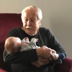 Uraz Kaygılaroğlu Instagram – dedecim, biriciğim, güzel yüreklim. sen benim tanıdığım en dürüst en kıyak insandın. meyven, kabak çekirdeğin, aksiyon sineman tamamsa başka bişi aramazsın. birisi seninle inatlaşmadı mı, tane tane anlattımı kızmaz anlarsın. sabah şöyle bi 5-10 km yürüdünmüydü tamam. akşam vaktine doğru bi kaç el tavla bitti gitti. 

anlatırdın hep. savaş görüp, 16-17 yaşlarında İstanköyden kayıkla Bodruma’a yanaşmış. bi akrabaların varmış çukurcuma’da onların yanına gidene kadar sokaklarda kalmış, mendil, çorap satmışsın. bi başına istanbul’da yaşamayı başarıp anneanneme göz koymuşsun:) bir oğul ve bir kız çocuğu sahibi olmuş onlara da aslanlar gibi bakmışsın. anneannem kazandıklarını değerlendirmiş, sen hep çalışmışsın. mahmutpaşa’da esnaf olmuş, bu sefer çorap makinası ve iğnesi satmışsın( ne ilginç bir meslek diye düşünmeden edemezdim) 

buradan sonrası da benden olsun. beni bi hafta sonu parksız, bisikletsiz bırakmadın.tavla oynamayı, iyi insan olmayı, dürüst yaşamanın anlamını sen öğrettin. çalışkanlığı da sende gördüm, emekliliğin tadının nasıl çıkarılacağını da. bayram namazına da seninle gittim,teravih namazına da. sonra gitmeyi bırakınca da kızmadın. açık fikirli adamdın, onaylamadığın şeye keşke yapmasan der karışmazdın. en azından bana. hep güvenir sırtımı sıvazlardın. akıllı çocuksun diye severdin beni. ben de seni çok severdim dede çok. J burgere de sen götürürdün, sahilde kayıkçı arkadaşlarının yanına da. fenerbahçe mahallesinde hasan’ın torunu olmanın imtiyazlarını yaşattın bana. dede oldun, baba oldun. herkese oldun bi bana değil, kapın sofran hep açıktı. eski alışkanlık herhalde herkese çorap hediye ederdin. bi insan bu kadar meyve yer mi arkadaş diye hayret ederdik kuzenlerle. bi de 96 yaşındasın diye mi ne hep hiç ölmicek herhalde diye gülerdik aramızda :((((( 

seni çok seviyorum dedem, Allah rahmet eylesin😔😔😔