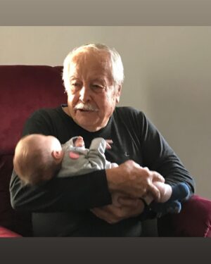 Uraz Kaygılaroğlu Instagram - dedecim, biriciğim, güzel yüreklim. sen benim tanıdığım en dürüst en kıyak insandın. meyven, kabak çekirdeğin, aksiyon sineman tamamsa başka bişi aramazsın. birisi seninle inatlaşmadı mı, tane tane anlattımı kızmaz anlarsın. sabah şöyle bi 5-10 km yürüdünmüydü tamam. akşam vaktine doğru bi kaç el tavla bitti gitti. 

anlatırdın hep. savaş görüp, 16-17 yaşlarında İstanköyden kayıkla Bodruma’a yanaşmış. bi akrabaların varmış çukurcuma’da onların yanına gidene kadar sokaklarda kalmış, mendil, çorap satmışsın. bi başına istanbul’da yaşamayı başarıp anneanneme göz koymuşsun:) bir oğul ve bir kız çocuğu sahibi olmuş onlara da aslanlar gibi bakmışsın. anneannem kazandıklarını değerlendirmiş, sen hep çalışmışsın. mahmutpaşa’da esnaf olmuş, bu sefer çorap makinası ve iğnesi satmışsın( ne ilginç bir meslek diye düşünmeden edemezdim) 

buradan sonrası da benden olsun. beni bi hafta sonu parksız, bisikletsiz bırakmadın.tavla oynamayı, iyi insan olmayı, dürüst yaşamanın anlamını sen öğrettin. çalışkanlığı da sende gördüm, emekliliğin tadının nasıl çıkarılacağını da. bayram namazına da seninle gittim,teravih namazına da. sonra gitmeyi bırakınca da kızmadın. açık fikirli adamdın, onaylamadığın şeye keşke yapmasan der karışmazdın. en azından bana. hep güvenir sırtımı sıvazlardın. akıllı çocuksun diye severdin beni. ben de seni çok severdim dede çok. J burgere de sen götürürdün, sahilde kayıkçı arkadaşlarının yanına da. fenerbahçe mahallesinde hasan’ın torunu olmanın imtiyazlarını yaşattın bana. dede oldun, baba oldun. herkese oldun bi bana değil, kapın sofran hep açıktı. eski alışkanlık herhalde herkese çorap hediye ederdin. bi insan bu kadar meyve yer mi arkadaş diye hayret ederdik kuzenlerle. bi de 96 yaşındasın diye mi ne hep hiç ölmicek herhalde diye gülerdik aramızda :((((( 

seni çok seviyorum dedem, Allah rahmet eylesin😔😔😔