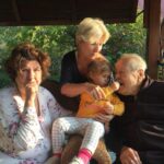 Uraz Kaygılaroğlu Instagram – dedecim, biriciğim, güzel yüreklim. sen benim tanıdığım en dürüst en kıyak insandın. meyven, kabak çekirdeğin, aksiyon sineman tamamsa başka bişi aramazsın. birisi seninle inatlaşmadı mı, tane tane anlattımı kızmaz anlarsın. sabah şöyle bi 5-10 km yürüdünmüydü tamam. akşam vaktine doğru bi kaç el tavla bitti gitti. 

anlatırdın hep. savaş görüp, 16-17 yaşlarında İstanköyden kayıkla Bodruma’a yanaşmış. bi akrabaların varmış çukurcuma’da onların yanına gidene kadar sokaklarda kalmış, mendil, çorap satmışsın. bi başına istanbul’da yaşamayı başarıp anneanneme göz koymuşsun:) bir oğul ve bir kız çocuğu sahibi olmuş onlara da aslanlar gibi bakmışsın. anneannem kazandıklarını değerlendirmiş, sen hep çalışmışsın. mahmutpaşa’da esnaf olmuş, bu sefer çorap makinası ve iğnesi satmışsın( ne ilginç bir meslek diye düşünmeden edemezdim) 

buradan sonrası da benden olsun. beni bi hafta sonu parksız, bisikletsiz bırakmadın.tavla oynamayı, iyi insan olmayı, dürüst yaşamanın anlamını sen öğrettin. çalışkanlığı da sende gördüm, emekliliğin tadının nasıl çıkarılacağını da. bayram namazına da seninle gittim,teravih namazına da. sonra gitmeyi bırakınca da kızmadın. açık fikirli adamdın, onaylamadığın şeye keşke yapmasan der karışmazdın. en azından bana. hep güvenir sırtımı sıvazlardın. akıllı çocuksun diye severdin beni. ben de seni çok severdim dede çok. J burgere de sen götürürdün, sahilde kayıkçı arkadaşlarının yanına da. fenerbahçe mahallesinde hasan’ın torunu olmanın imtiyazlarını yaşattın bana. dede oldun, baba oldun. herkese oldun bi bana değil, kapın sofran hep açıktı. eski alışkanlık herhalde herkese çorap hediye ederdin. bi insan bu kadar meyve yer mi arkadaş diye hayret ederdik kuzenlerle. bi de 96 yaşındasın diye mi ne hep hiç ölmicek herhalde diye gülerdik aramızda :((((( 

seni çok seviyorum dedem, Allah rahmet eylesin😔😔😔