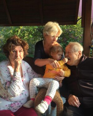 Uraz Kaygılaroğlu Instagram - dedecim, biriciğim, güzel yüreklim. sen benim tanıdığım en dürüst en kıyak insandın. meyven, kabak çekirdeğin, aksiyon sineman tamamsa başka bişi aramazsın. birisi seninle inatlaşmadı mı, tane tane anlattımı kızmaz anlarsın. sabah şöyle bi 5-10 km yürüdünmüydü tamam. akşam vaktine doğru bi kaç el tavla bitti gitti. 

anlatırdın hep. savaş görüp, 16-17 yaşlarında İstanköyden kayıkla Bodruma’a yanaşmış. bi akrabaların varmış çukurcuma’da onların yanına gidene kadar sokaklarda kalmış, mendil, çorap satmışsın. bi başına istanbul’da yaşamayı başarıp anneanneme göz koymuşsun:) bir oğul ve bir kız çocuğu sahibi olmuş onlara da aslanlar gibi bakmışsın. anneannem kazandıklarını değerlendirmiş, sen hep çalışmışsın. mahmutpaşa’da esnaf olmuş, bu sefer çorap makinası ve iğnesi satmışsın( ne ilginç bir meslek diye düşünmeden edemezdim) 

buradan sonrası da benden olsun. beni bi hafta sonu parksız, bisikletsiz bırakmadın.tavla oynamayı, iyi insan olmayı, dürüst yaşamanın anlamını sen öğrettin. çalışkanlığı da sende gördüm, emekliliğin tadının nasıl çıkarılacağını da. bayram namazına da seninle gittim,teravih namazına da. sonra gitmeyi bırakınca da kızmadın. açık fikirli adamdın, onaylamadığın şeye keşke yapmasan der karışmazdın. en azından bana. hep güvenir sırtımı sıvazlardın. akıllı çocuksun diye severdin beni. ben de seni çok severdim dede çok. J burgere de sen götürürdün, sahilde kayıkçı arkadaşlarının yanına da. fenerbahçe mahallesinde hasan’ın torunu olmanın imtiyazlarını yaşattın bana. dede oldun, baba oldun. herkese oldun bi bana değil, kapın sofran hep açıktı. eski alışkanlık herhalde herkese çorap hediye ederdin. bi insan bu kadar meyve yer mi arkadaş diye hayret ederdik kuzenlerle. bi de 96 yaşındasın diye mi ne hep hiç ölmicek herhalde diye gülerdik aramızda :((((( 

seni çok seviyorum dedem, Allah rahmet eylesin😔😔😔