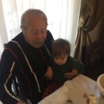 Uraz Kaygılaroğlu Instagram – dedecim, biriciğim, güzel yüreklim. sen benim tanıdığım en dürüst en kıyak insandın. meyven, kabak çekirdeğin, aksiyon sineman tamamsa başka bişi aramazsın. birisi seninle inatlaşmadı mı, tane tane anlattımı kızmaz anlarsın. sabah şöyle bi 5-10 km yürüdünmüydü tamam. akşam vaktine doğru bi kaç el tavla bitti gitti. 

anlatırdın hep. savaş görüp, 16-17 yaşlarında İstanköyden kayıkla Bodruma’a yanaşmış. bi akrabaların varmış çukurcuma’da onların yanına gidene kadar sokaklarda kalmış, mendil, çorap satmışsın. bi başına istanbul’da yaşamayı başarıp anneanneme göz koymuşsun:) bir oğul ve bir kız çocuğu sahibi olmuş onlara da aslanlar gibi bakmışsın. anneannem kazandıklarını değerlendirmiş, sen hep çalışmışsın. mahmutpaşa’da esnaf olmuş, bu sefer çorap makinası ve iğnesi satmışsın( ne ilginç bir meslek diye düşünmeden edemezdim) 

buradan sonrası da benden olsun. beni bi hafta sonu parksız, bisikletsiz bırakmadın.tavla oynamayı, iyi insan olmayı, dürüst yaşamanın anlamını sen öğrettin. çalışkanlığı da sende gördüm, emekliliğin tadının nasıl çıkarılacağını da. bayram namazına da seninle gittim,teravih namazına da. sonra gitmeyi bırakınca da kızmadın. açık fikirli adamdın, onaylamadığın şeye keşke yapmasan der karışmazdın. en azından bana. hep güvenir sırtımı sıvazlardın. akıllı çocuksun diye severdin beni. ben de seni çok severdim dede çok. J burgere de sen götürürdün, sahilde kayıkçı arkadaşlarının yanına da. fenerbahçe mahallesinde hasan’ın torunu olmanın imtiyazlarını yaşattın bana. dede oldun, baba oldun. herkese oldun bi bana değil, kapın sofran hep açıktı. eski alışkanlık herhalde herkese çorap hediye ederdin. bi insan bu kadar meyve yer mi arkadaş diye hayret ederdik kuzenlerle. bi de 96 yaşındasın diye mi ne hep hiç ölmicek herhalde diye gülerdik aramızda :((((( 

seni çok seviyorum dedem, Allah rahmet eylesin😔😔😔