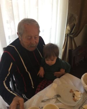 Uraz Kaygılaroğlu Instagram - dedecim, biriciğim, güzel yüreklim. sen benim tanıdığım en dürüst en kıyak insandın. meyven, kabak çekirdeğin, aksiyon sineman tamamsa başka bişi aramazsın. birisi seninle inatlaşmadı mı, tane tane anlattımı kızmaz anlarsın. sabah şöyle bi 5-10 km yürüdünmüydü tamam. akşam vaktine doğru bi kaç el tavla bitti gitti. 

anlatırdın hep. savaş görüp, 16-17 yaşlarında İstanköyden kayıkla Bodruma’a yanaşmış. bi akrabaların varmış çukurcuma’da onların yanına gidene kadar sokaklarda kalmış, mendil, çorap satmışsın. bi başına istanbul’da yaşamayı başarıp anneanneme göz koymuşsun:) bir oğul ve bir kız çocuğu sahibi olmuş onlara da aslanlar gibi bakmışsın. anneannem kazandıklarını değerlendirmiş, sen hep çalışmışsın. mahmutpaşa’da esnaf olmuş, bu sefer çorap makinası ve iğnesi satmışsın( ne ilginç bir meslek diye düşünmeden edemezdim) 

buradan sonrası da benden olsun. beni bi hafta sonu parksız, bisikletsiz bırakmadın.tavla oynamayı, iyi insan olmayı, dürüst yaşamanın anlamını sen öğrettin. çalışkanlığı da sende gördüm, emekliliğin tadının nasıl çıkarılacağını da. bayram namazına da seninle gittim,teravih namazına da. sonra gitmeyi bırakınca da kızmadın. açık fikirli adamdın, onaylamadığın şeye keşke yapmasan der karışmazdın. en azından bana. hep güvenir sırtımı sıvazlardın. akıllı çocuksun diye severdin beni. ben de seni çok severdim dede çok. J burgere de sen götürürdün, sahilde kayıkçı arkadaşlarının yanına da. fenerbahçe mahallesinde hasan’ın torunu olmanın imtiyazlarını yaşattın bana. dede oldun, baba oldun. herkese oldun bi bana değil, kapın sofran hep açıktı. eski alışkanlık herhalde herkese çorap hediye ederdin. bi insan bu kadar meyve yer mi arkadaş diye hayret ederdik kuzenlerle. bi de 96 yaşındasın diye mi ne hep hiç ölmicek herhalde diye gülerdik aramızda :((((( 

seni çok seviyorum dedem, Allah rahmet eylesin😔😔😔