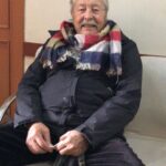 Uraz Kaygılaroğlu Instagram – dedecim, biriciğim, güzel yüreklim. sen benim tanıdığım en dürüst en kıyak insandın. meyven, kabak çekirdeğin, aksiyon sineman tamamsa başka bişi aramazsın. birisi seninle inatlaşmadı mı, tane tane anlattımı kızmaz anlarsın. sabah şöyle bi 5-10 km yürüdünmüydü tamam. akşam vaktine doğru bi kaç el tavla bitti gitti. 

anlatırdın hep. savaş görüp, 16-17 yaşlarında İstanköyden kayıkla Bodruma’a yanaşmış. bi akrabaların varmış çukurcuma’da onların yanına gidene kadar sokaklarda kalmış, mendil, çorap satmışsın. bi başına istanbul’da yaşamayı başarıp anneanneme göz koymuşsun:) bir oğul ve bir kız çocuğu sahibi olmuş onlara da aslanlar gibi bakmışsın. anneannem kazandıklarını değerlendirmiş, sen hep çalışmışsın. mahmutpaşa’da esnaf olmuş, bu sefer çorap makinası ve iğnesi satmışsın( ne ilginç bir meslek diye düşünmeden edemezdim) 

buradan sonrası da benden olsun. beni bi hafta sonu parksız, bisikletsiz bırakmadın.tavla oynamayı, iyi insan olmayı, dürüst yaşamanın anlamını sen öğrettin. çalışkanlığı da sende gördüm, emekliliğin tadının nasıl çıkarılacağını da. bayram namazına da seninle gittim,teravih namazına da. sonra gitmeyi bırakınca da kızmadın. açık fikirli adamdın, onaylamadığın şeye keşke yapmasan der karışmazdın. en azından bana. hep güvenir sırtımı sıvazlardın. akıllı çocuksun diye severdin beni. ben de seni çok severdim dede çok. J burgere de sen götürürdün, sahilde kayıkçı arkadaşlarının yanına da. fenerbahçe mahallesinde hasan’ın torunu olmanın imtiyazlarını yaşattın bana. dede oldun, baba oldun. herkese oldun bi bana değil, kapın sofran hep açıktı. eski alışkanlık herhalde herkese çorap hediye ederdin. bi insan bu kadar meyve yer mi arkadaş diye hayret ederdik kuzenlerle. bi de 96 yaşındasın diye mi ne hep hiç ölmicek herhalde diye gülerdik aramızda :((((( 

seni çok seviyorum dedem, Allah rahmet eylesin😔😔😔