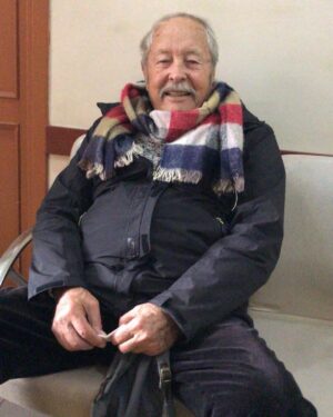Uraz Kaygılaroğlu Instagram - dedecim, biriciğim, güzel yüreklim. sen benim tanıdığım en dürüst en kıyak insandın. meyven, kabak çekirdeğin, aksiyon sineman tamamsa başka bişi aramazsın. birisi seninle inatlaşmadı mı, tane tane anlattımı kızmaz anlarsın. sabah şöyle bi 5-10 km yürüdünmüydü tamam. akşam vaktine doğru bi kaç el tavla bitti gitti. 

anlatırdın hep. savaş görüp, 16-17 yaşlarında İstanköyden kayıkla Bodruma’a yanaşmış. bi akrabaların varmış çukurcuma’da onların yanına gidene kadar sokaklarda kalmış, mendil, çorap satmışsın. bi başına istanbul’da yaşamayı başarıp anneanneme göz koymuşsun:) bir oğul ve bir kız çocuğu sahibi olmuş onlara da aslanlar gibi bakmışsın. anneannem kazandıklarını değerlendirmiş, sen hep çalışmışsın. mahmutpaşa’da esnaf olmuş, bu sefer çorap makinası ve iğnesi satmışsın( ne ilginç bir meslek diye düşünmeden edemezdim) 

buradan sonrası da benden olsun. beni bi hafta sonu parksız, bisikletsiz bırakmadın.tavla oynamayı, iyi insan olmayı, dürüst yaşamanın anlamını sen öğrettin. çalışkanlığı da sende gördüm, emekliliğin tadının nasıl çıkarılacağını da. bayram namazına da seninle gittim,teravih namazına da. sonra gitmeyi bırakınca da kızmadın. açık fikirli adamdın, onaylamadığın şeye keşke yapmasan der karışmazdın. en azından bana. hep güvenir sırtımı sıvazlardın. akıllı çocuksun diye severdin beni. ben de seni çok severdim dede çok. J burgere de sen götürürdün, sahilde kayıkçı arkadaşlarının yanına da. fenerbahçe mahallesinde hasan’ın torunu olmanın imtiyazlarını yaşattın bana. dede oldun, baba oldun. herkese oldun bi bana değil, kapın sofran hep açıktı. eski alışkanlık herhalde herkese çorap hediye ederdin. bi insan bu kadar meyve yer mi arkadaş diye hayret ederdik kuzenlerle. bi de 96 yaşındasın diye mi ne hep hiç ölmicek herhalde diye gülerdik aramızda :((((( 

seni çok seviyorum dedem, Allah rahmet eylesin😔😔😔