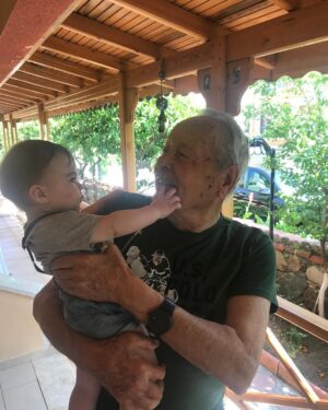 Uraz Kaygılaroğlu Instagram - dedecim, biriciğim, güzel yüreklim. sen benim tanıdığım en dürüst en kıyak insandın. meyven, kabak çekirdeğin, aksiyon sineman tamamsa başka bişi aramazsın. birisi seninle inatlaşmadı mı, tane tane anlattımı kızmaz anlarsın. sabah şöyle bi 5-10 km yürüdünmüydü tamam. akşam vaktine doğru bi kaç el tavla bitti gitti. 

anlatırdın hep. savaş görüp, 16-17 yaşlarında İstanköyden kayıkla Bodruma’a yanaşmış. bi akrabaların varmış çukurcuma’da onların yanına gidene kadar sokaklarda kalmış, mendil, çorap satmışsın. bi başına istanbul’da yaşamayı başarıp anneanneme göz koymuşsun:) bir oğul ve bir kız çocuğu sahibi olmuş onlara da aslanlar gibi bakmışsın. anneannem kazandıklarını değerlendirmiş, sen hep çalışmışsın. mahmutpaşa’da esnaf olmuş, bu sefer çorap makinası ve iğnesi satmışsın( ne ilginç bir meslek diye düşünmeden edemezdim) 

buradan sonrası da benden olsun. beni bi hafta sonu parksız, bisikletsiz bırakmadın.tavla oynamayı, iyi insan olmayı, dürüst yaşamanın anlamını sen öğrettin. çalışkanlığı da sende gördüm, emekliliğin tadının nasıl çıkarılacağını da. bayram namazına da seninle gittim,teravih namazına da. sonra gitmeyi bırakınca da kızmadın. açık fikirli adamdın, onaylamadığın şeye keşke yapmasan der karışmazdın. en azından bana. hep güvenir sırtımı sıvazlardın. akıllı çocuksun diye severdin beni. ben de seni çok severdim dede çok. J burgere de sen götürürdün, sahilde kayıkçı arkadaşlarının yanına da. fenerbahçe mahallesinde hasan’ın torunu olmanın imtiyazlarını yaşattın bana. dede oldun, baba oldun. herkese oldun bi bana değil, kapın sofran hep açıktı. eski alışkanlık herhalde herkese çorap hediye ederdin. bi insan bu kadar meyve yer mi arkadaş diye hayret ederdik kuzenlerle. bi de 96 yaşındasın diye mi ne hep hiç ölmicek herhalde diye gülerdik aramızda :((((( 

seni çok seviyorum dedem, Allah rahmet eylesin😔😔😔