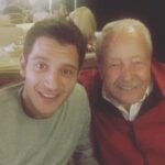 Uraz Kaygılaroğlu Instagram – dedecim, biriciğim, güzel yüreklim. sen benim tanıdığım en dürüst en kıyak insandın. meyven, kabak çekirdeğin, aksiyon sineman tamamsa başka bişi aramazsın. birisi seninle inatlaşmadı mı, tane tane anlattımı kızmaz anlarsın. sabah şöyle bi 5-10 km yürüdünmüydü tamam. akşam vaktine doğru bi kaç el tavla bitti gitti. 

anlatırdın hep. savaş görüp, 16-17 yaşlarında İstanköyden kayıkla Bodruma’a yanaşmış. bi akrabaların varmış çukurcuma’da onların yanına gidene kadar sokaklarda kalmış, mendil, çorap satmışsın. bi başına istanbul’da yaşamayı başarıp anneanneme göz koymuşsun:) bir oğul ve bir kız çocuğu sahibi olmuş onlara da aslanlar gibi bakmışsın. anneannem kazandıklarını değerlendirmiş, sen hep çalışmışsın. mahmutpaşa’da esnaf olmuş, bu sefer çorap makinası ve iğnesi satmışsın( ne ilginç bir meslek diye düşünmeden edemezdim) 

buradan sonrası da benden olsun. beni bi hafta sonu parksız, bisikletsiz bırakmadın.tavla oynamayı, iyi insan olmayı, dürüst yaşamanın anlamını sen öğrettin. çalışkanlığı da sende gördüm, emekliliğin tadının nasıl çıkarılacağını da. bayram namazına da seninle gittim,teravih namazına da. sonra gitmeyi bırakınca da kızmadın. açık fikirli adamdın, onaylamadığın şeye keşke yapmasan der karışmazdın. en azından bana. hep güvenir sırtımı sıvazlardın. akıllı çocuksun diye severdin beni. ben de seni çok severdim dede çok. J burgere de sen götürürdün, sahilde kayıkçı arkadaşlarının yanına da. fenerbahçe mahallesinde hasan’ın torunu olmanın imtiyazlarını yaşattın bana. dede oldun, baba oldun. herkese oldun bi bana değil, kapın sofran hep açıktı. eski alışkanlık herhalde herkese çorap hediye ederdin. bi insan bu kadar meyve yer mi arkadaş diye hayret ederdik kuzenlerle. bi de 96 yaşındasın diye mi ne hep hiç ölmicek herhalde diye gülerdik aramızda :((((( 

seni çok seviyorum dedem, Allah rahmet eylesin😔😔😔