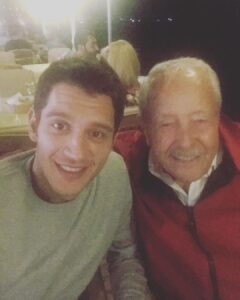 Uraz Kaygılaroğlu Instagram - dedecim, biriciğim, güzel yüreklim. sen benim tanıdığım en dürüst en kıyak insandın. meyven, kabak çekirdeğin, aksiyon sineman tamamsa başka bişi aramazsın. birisi seninle inatlaşmadı mı, tane tane anlattımı kızmaz anlarsın. sabah şöyle bi 5-10 km yürüdünmüydü tamam. akşam vaktine doğru bi kaç el tavla bitti gitti. anlatırdın hep. savaş görüp, 16-17 yaşlarında İstanköyden kayıkla Bodruma’a yanaşmış. bi akrabaların varmış çukurcuma’da onların yanına gidene kadar sokaklarda kalmış, mendil, çorap satmışsın. bi başına istanbul’da yaşamayı başarıp anneanneme göz koymuşsun:) bir oğul ve bir kız çocuğu sahibi olmuş onlara da aslanlar gibi bakmışsın. anneannem kazandıklarını değerlendirmiş, sen hep çalışmışsın. mahmutpaşa’da esnaf olmuş, bu sefer çorap makinası ve iğnesi satmışsın( ne ilginç bir meslek diye düşünmeden edemezdim) buradan sonrası da benden olsun. beni bi hafta sonu parksız, bisikletsiz bırakmadın.tavla oynamayı, iyi insan olmayı, dürüst yaşamanın anlamını sen öğrettin. çalışkanlığı da sende gördüm, emekliliğin tadının nasıl çıkarılacağını da. bayram namazına da seninle gittim,teravih namazına da. sonra gitmeyi bırakınca da kızmadın. açık fikirli adamdın, onaylamadığın şeye keşke yapmasan der karışmazdın. en azından bana. hep güvenir sırtımı sıvazlardın. akıllı çocuksun diye severdin beni. ben de seni çok severdim dede çok. J burgere de sen götürürdün, sahilde kayıkçı arkadaşlarının yanına da. fenerbahçe mahallesinde hasan’ın torunu olmanın imtiyazlarını yaşattın bana. dede oldun, baba oldun. herkese oldun bi bana değil, kapın sofran hep açıktı. eski alışkanlık herhalde herkese çorap hediye ederdin. bi insan bu kadar meyve yer mi arkadaş diye hayret ederdik kuzenlerle. bi de 96 yaşındasın diye mi ne hep hiç ölmicek herhalde diye gülerdik aramızda :((((( seni çok seviyorum dedem, Allah rahmet eylesin😔😔😔