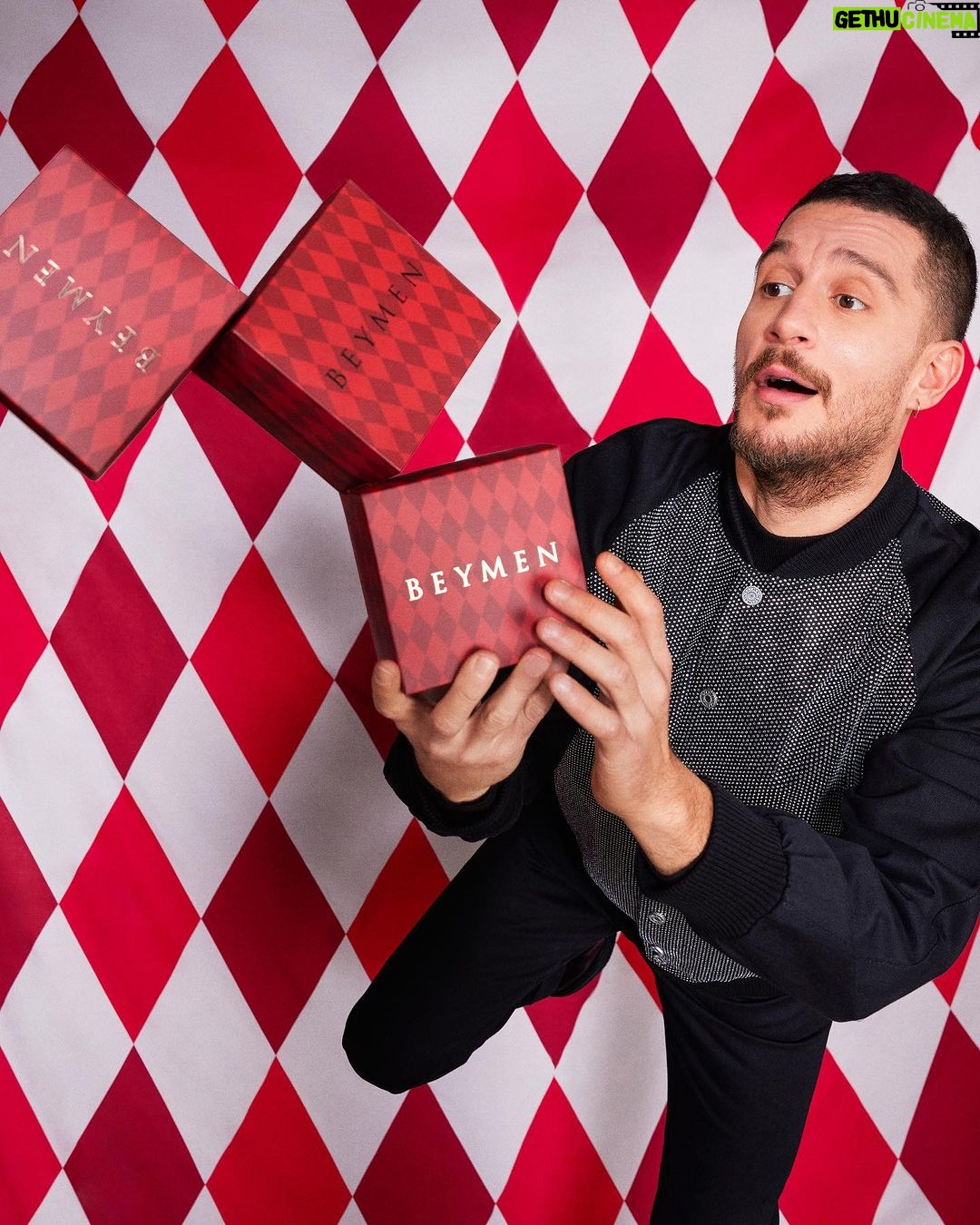 Uraz Kaygılaroğlu Instagram - Kırmızının en canlı tonundan siyah ve beyazın kontrastına… Uraz Kaygılaroğlu’nun yeni yıl stilinde favoriniz hangisi? Beymen x Magnet Quarterly @urazka @beymen @magnetquarterly Genel Yayın Yönetmeni / Editor in Chief: @iremsent & @selimcancelik Dijital İçerik Direktörü / Digital Content Director: @gokinunal Yayın Direktörü / Publishing Director: @ebubekir.elkatmis Fotoğraf / Photography: @jiyankizilboga Fotoğraf Asistanı / Photography Assistant: @dogasucu @hasandoganayy Furkan Kumaş Styling: @muhammetbozkurtt Styling Asistanı / Styling Assistant: @dilara__isik Prop Stylist: @dilaragulsenates Prop Stylist Asistanı / Prop Stylist Assistant: @keremtugman @ecemsahbazlar Saç / Hair: @mutluahmet.sinan Saç Asistanı / Hair Asisstant: @rojinbotaann Makyaj / Make-Up: @cananhzl Makyaj Asistanı / Make-Up Asisstant: @emircankzc Prodüksiyon / Production: @mugesarioglu Prodüksiyon Asistanı / Production Asisstant: @yaseminpala1 Jonglör / Juggler: @talhakav #LetsPlay #BeymenxMagnetQuarterly #Balmain #Valentino