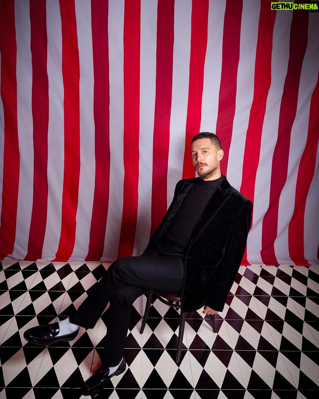 Uraz Kaygılaroğlu Instagram - Kırmızının en canlı tonundan siyah ve beyazın kontrastına… Uraz Kaygılaroğlu’nun yeni yıl stilinde favoriniz hangisi? Beymen x Magnet Quarterly @urazka @beymen @magnetquarterly Genel Yayın Yönetmeni / Editor in Chief: @iremsent & @selimcancelik Dijital İçerik Direktörü / Digital Content Director: @gokinunal Yayın Direktörü / Publishing Director: @ebubekir.elkatmis Fotoğraf / Photography: @jiyankizilboga Fotoğraf Asistanı / Photography Assistant: @dogasucu @hasandoganayy Furkan Kumaş Styling: @muhammetbozkurtt Styling Asistanı / Styling Assistant: @dilara__isik Prop Stylist: @dilaragulsenates Prop Stylist Asistanı / Prop Stylist Assistant: @keremtugman @ecemsahbazlar Saç / Hair: @mutluahmet.sinan Saç Asistanı / Hair Asisstant: @rojinbotaann Makyaj / Make-Up: @cananhzl Makyaj Asistanı / Make-Up Asisstant: @emircankzc Prodüksiyon / Production: @mugesarioglu Prodüksiyon Asistanı / Production Asisstant: @yaseminpala1 Jonglör / Juggler: @talhakav #LetsPlay #BeymenxMagnetQuarterly #Balmain #Valentino