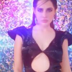 Urfi Javed Instagram – Pyaar ka yeh kaisa khel nirala hai, main aur side squeeze ke combination mein mera tadka add hone wala hai ❤️‍🔥😈

Song out now on @officialjiocinema, @realfullyfaltoo, @kaanphodmusic.

MTV Splitsvilla X5, co-powered by #NEWME, #Fixderma & #Wildstone. Starts 30th March, Sat-Sun 7 PM, only on MTV & JioCinema.

#MTVSplitsvillaX5 #JeetnaHoDilAurFame
#SplitsvillaAuditions #Splitsvilla15 #DilAurFame #ExSqueezeMePlease

Styled by : @kudratanand 
Style team : @isha.suvarna 
Outfit : @labelriya 
Jewellery : @minerali_store @aquamarine_jewellery