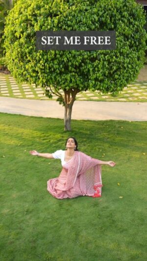 Urmilla Kothare Instagram - A lil late but better late than never... here's my lil take on the Chor Trend... 

#reelsinstagram
#reelitfeelit
#dancereels 
#trendingreels #trendingnow