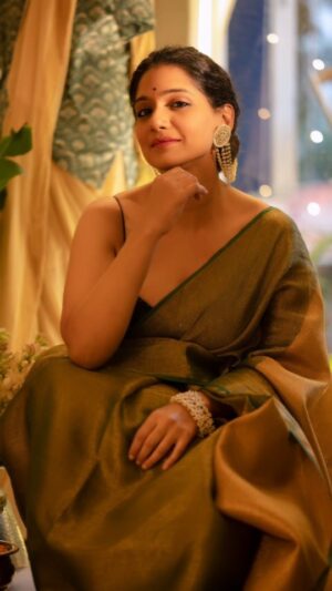 Urmilla Kothare Instagram - Love the vibe of this outfit by @suta_bombay 
for the opening of their Pune Store...

Photography and Videography by @saurabh_bhanage_photography_ 

Make up and hair : yours truly... 

#instagramreels #instareels #ootd #saree #sareelove