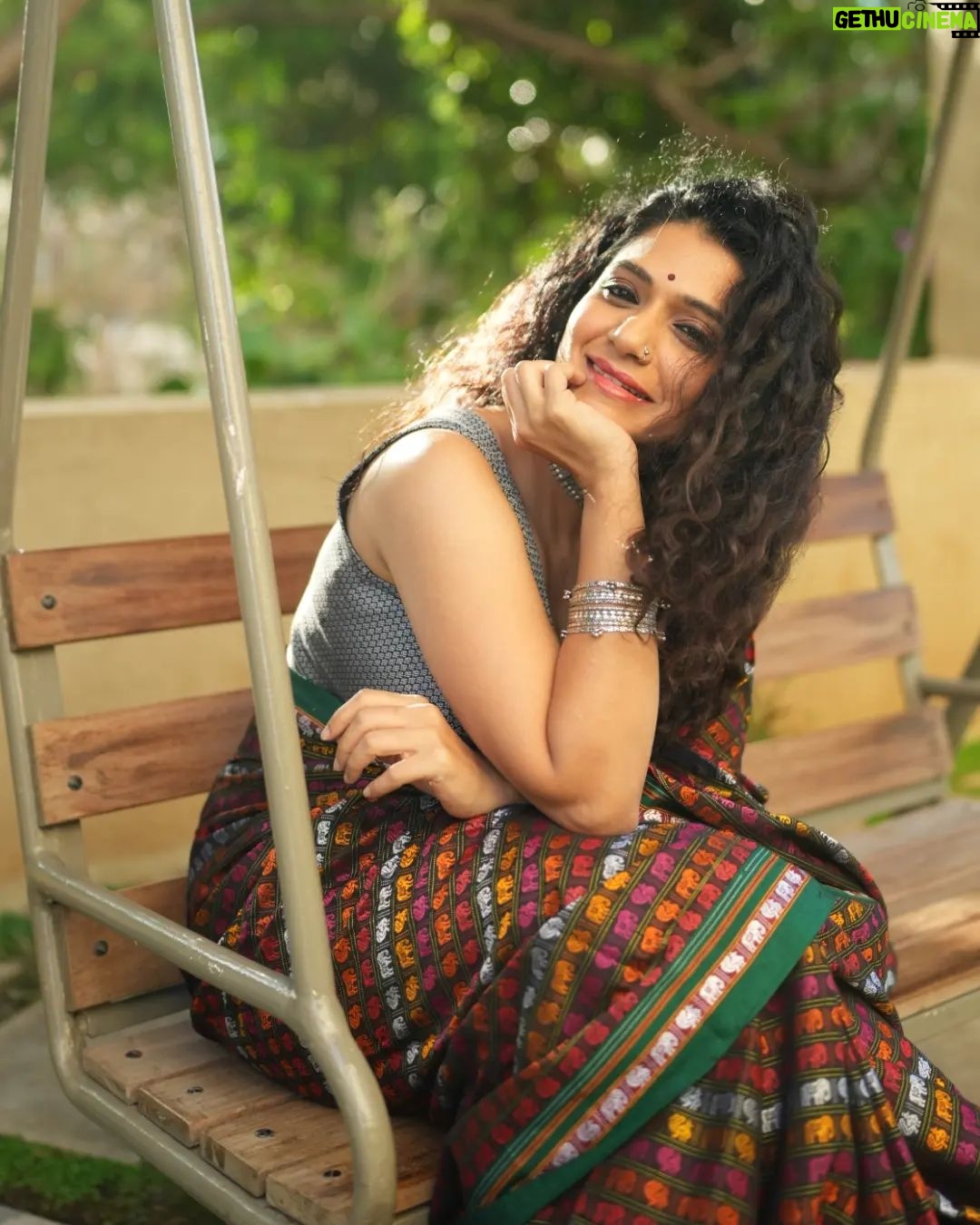 Urmilla Kothare Instagram - Grace personified!✨️ A testament of ease and elegance, check out @urmilakothare donning our Hathi Mor Khun saree with a zest of her own! Saree: @cottonsdaily 🌸 Check out the collection at: 🌐 : www.cottonsdaily.com 📍 : Cottons Daily Studio, Ponda #MarathiSoul #UrmilaKothare #HathiMorKhun #ClassicMaharashtrian #CottonsDaily