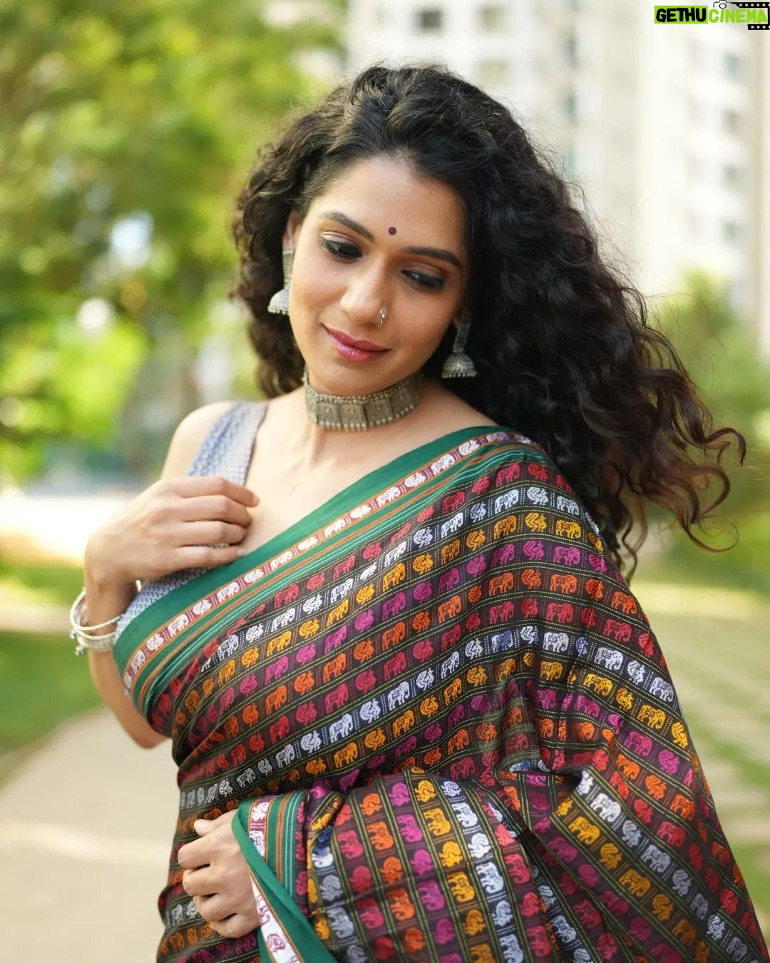 Urmilla Kothare Instagram - Grace personified!✨️ A testament of ease and elegance, check out @urmilakothare donning our Hathi Mor Khun saree with a zest of her own! Saree: @cottonsdaily 🌸 Check out the collection at: 🌐 : www.cottonsdaily.com 📍 : Cottons Daily Studio, Ponda #MarathiSoul #UrmilaKothare #HathiMorKhun #ClassicMaharashtrian #CottonsDaily