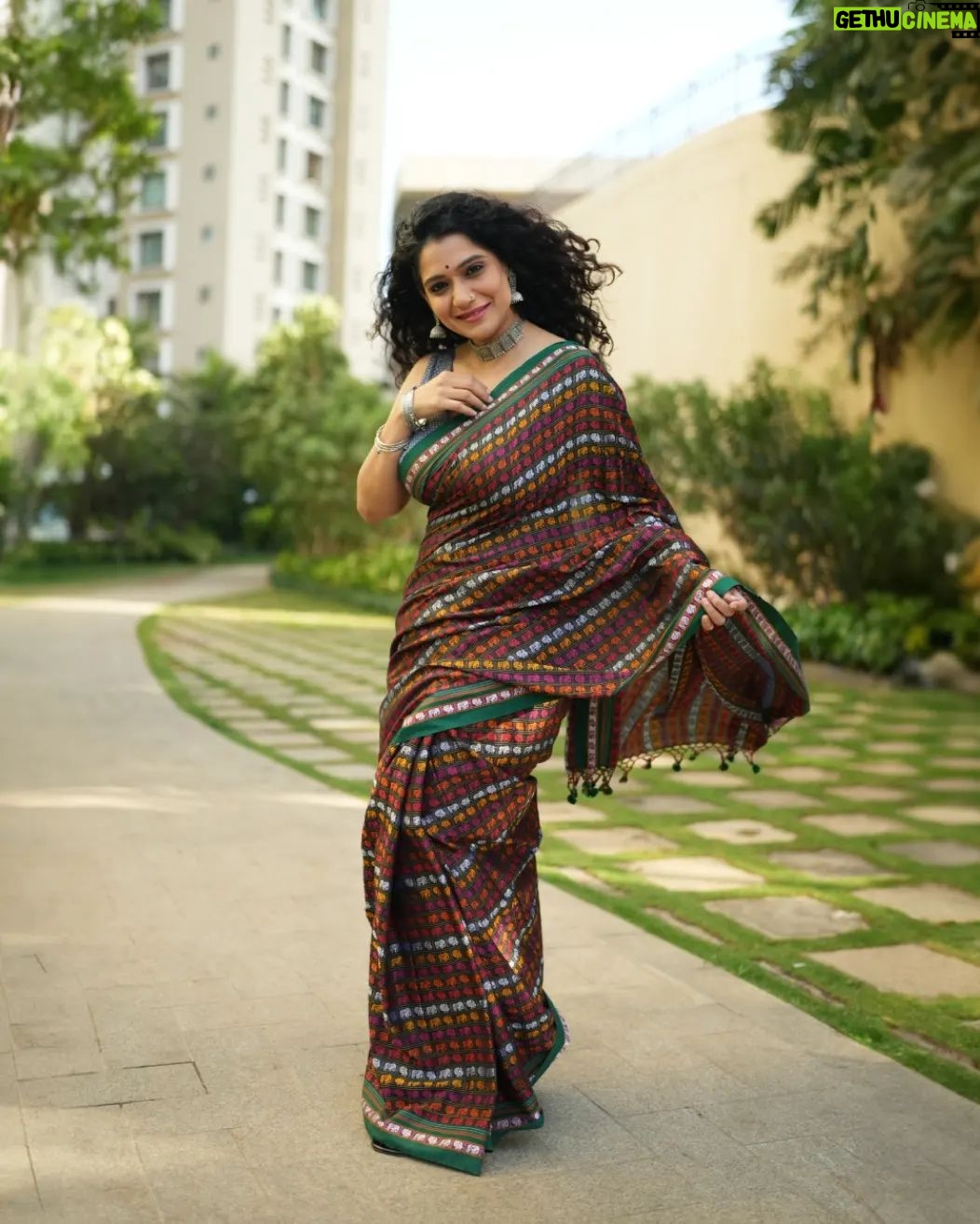 Urmilla Kothare Instagram - Grace personified!✨️ A testament of ease and elegance, check out @urmilakothare donning our Hathi Mor Khun saree with a zest of her own! Saree: @cottonsdaily 🌸 Check out the collection at: 🌐 : www.cottonsdaily.com 📍 : Cottons Daily Studio, Ponda #MarathiSoul #UrmilaKothare #HathiMorKhun #ClassicMaharashtrian #CottonsDaily