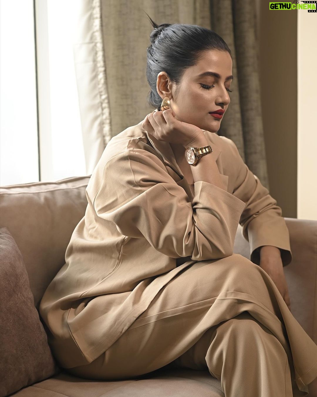 Ushasi Ray Instagram - Spring breaks loose 🍂 📸 @sourav3934 @suvadip_palai 🧥 @kiara_sen111 💄 @pritha_dutta_official Kolkata