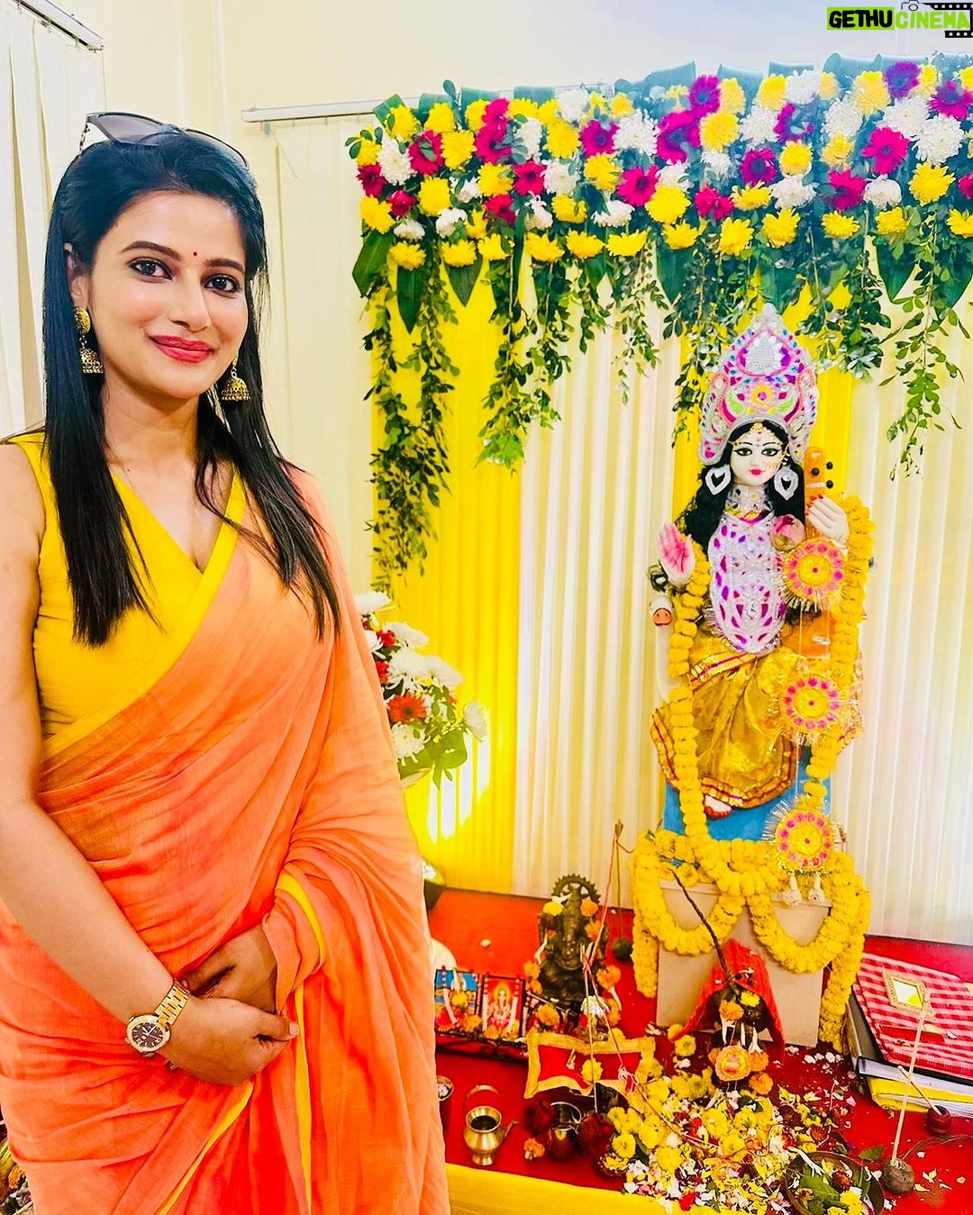 Ushasi Ray Instagram - Mandatory Saraswati pujo special chobi ๐๐๐งก๐งก Kolkata