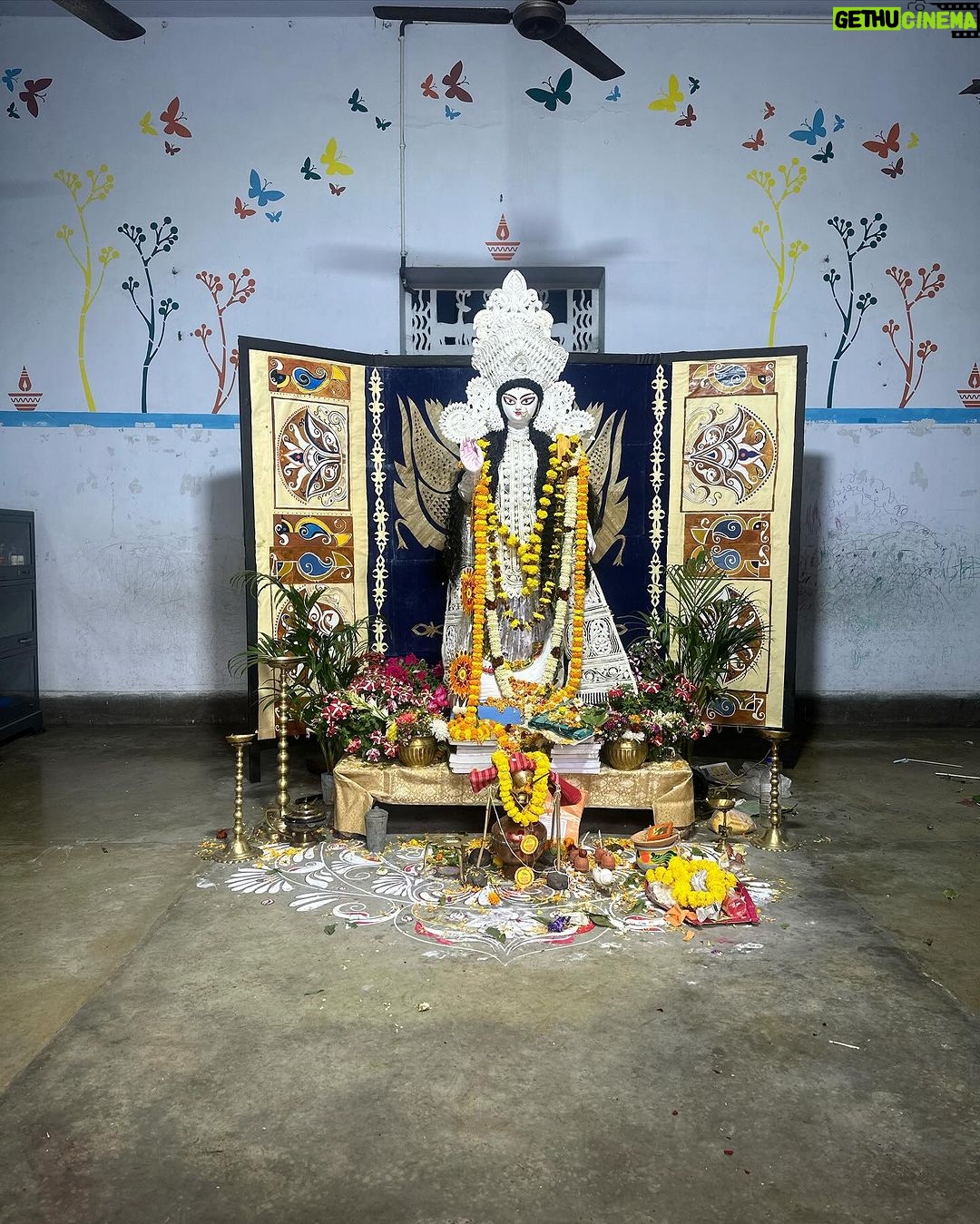 Ushasi Ray Instagram - Mandatory Saraswati pujo special chobi ๐๐๐งก๐งก Kolkata