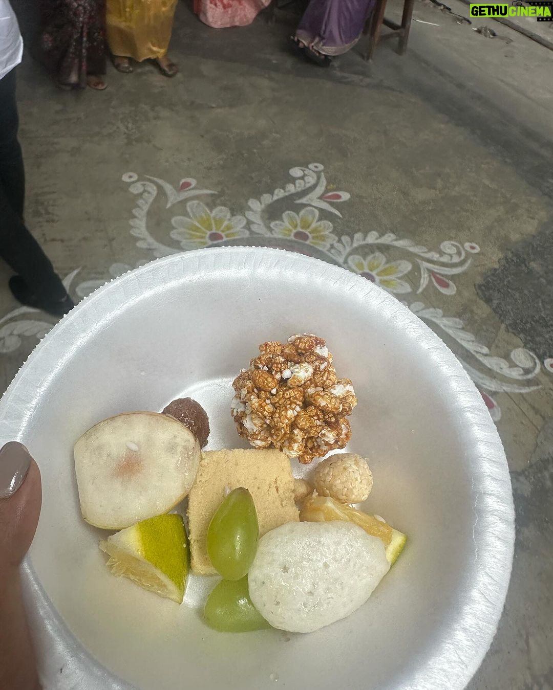 Ushasi Ray Instagram - Mandatory Saraswati pujo special chobi ๐๐๐งก๐งก Kolkata
