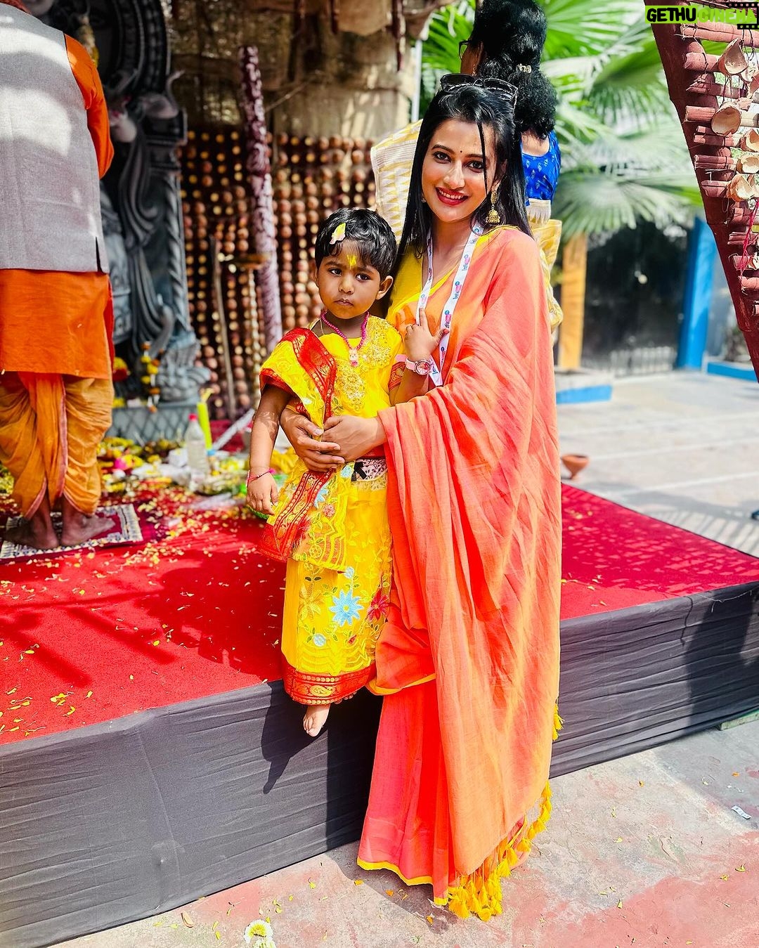 Ushasi Ray Instagram - Mandatory Saraswati pujo special chobi ๐๐๐งก๐งก Kolkata