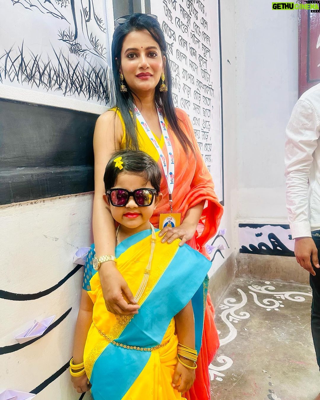 Ushasi Ray Instagram - Mandatory Saraswati pujo special chobi ๐๐๐งก๐งก Kolkata