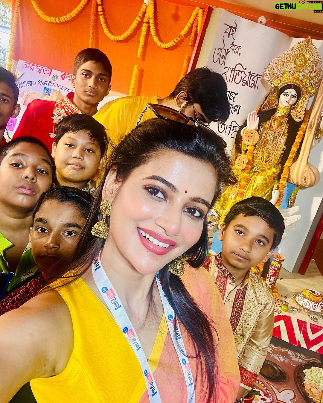 Ushasi Ray Instagram - Mandatory Saraswati pujo special chobi ๐๐๐งก๐งก Kolkata