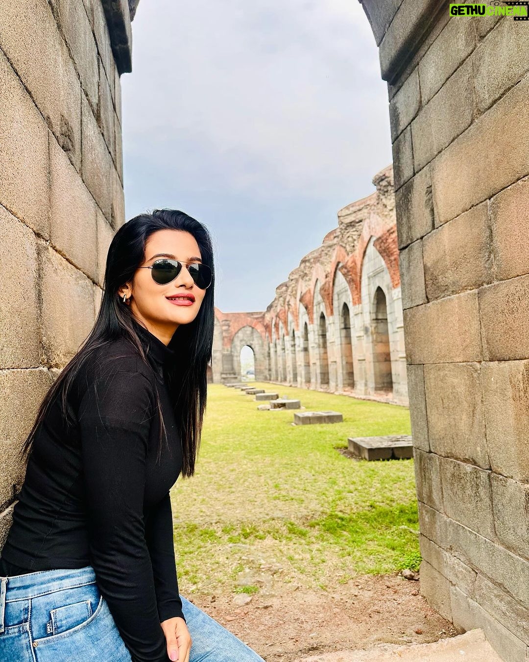 Ushasi Ray Instagram - Khawaab, khayaal, jazabaat, gham aur hum 💫 Last slide is special 🌸 Gour, Malda.