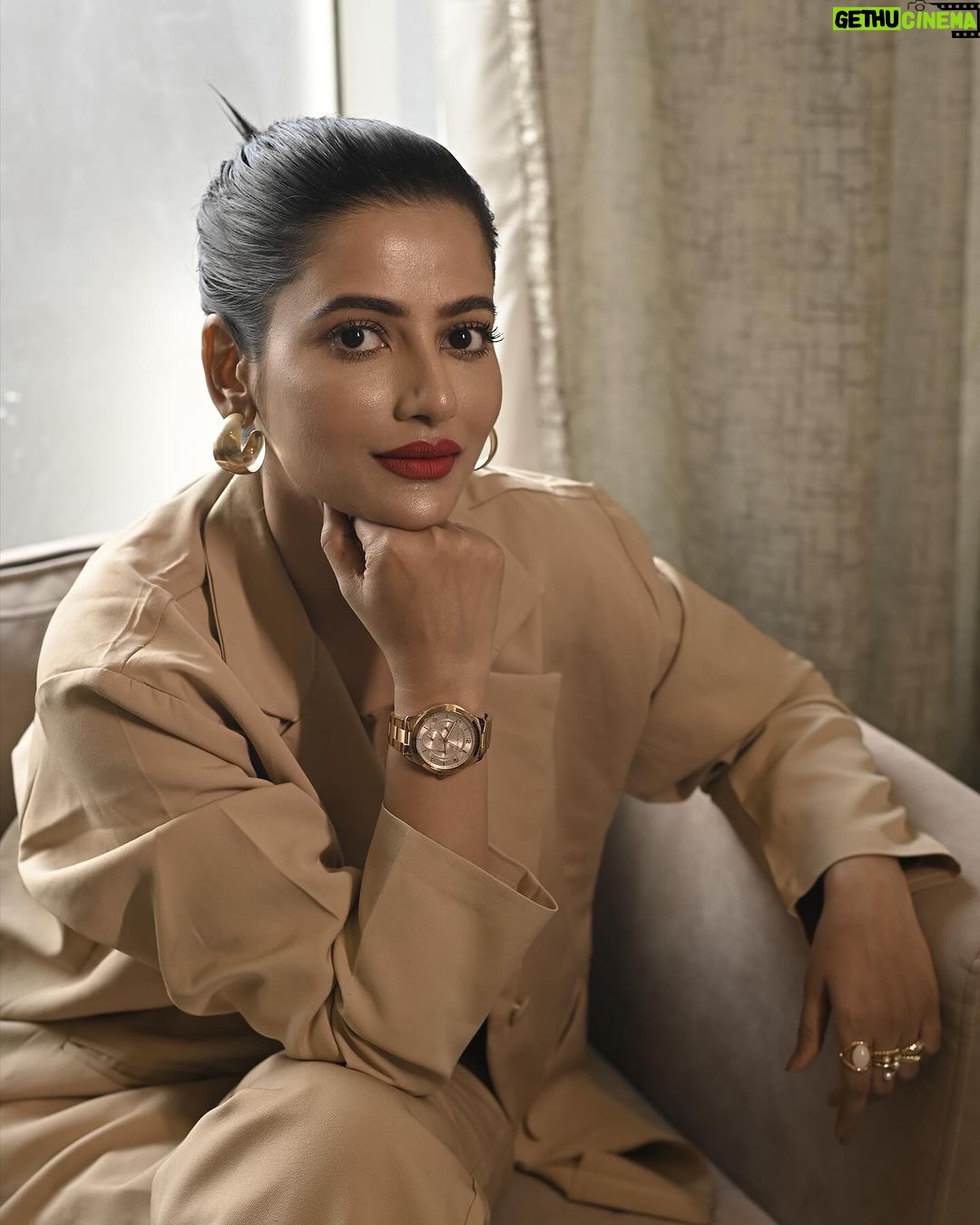 Ushasi Ray Instagram - Spring breaks loose 🍂 📸 @sourav3934 @suvadip_palai 🧥 @kiara_sen111 💄 @pritha_dutta_official Kolkata