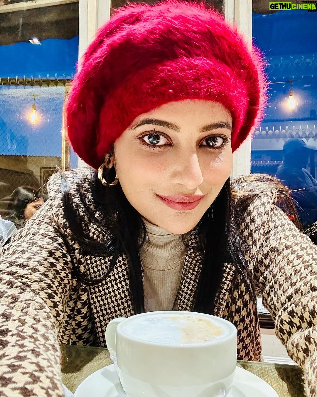 Ushasi Ray Instagram - Rubayee in Darjeeling ⛰️☕️🍩📚 My one day solo trip to my favourite hill city 🙌 #solotravel #solotraveler #solotrip #travelgram #wonderlust Darjilling
