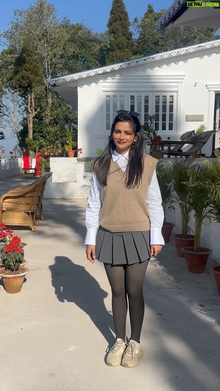 Ushasi Ray Instagram - ‘Kal raat aaya mere ghar ek chor….’ Location aur Gana dono hi synch ho Gaya 🌻 Location @chhotahaazribytherajbaribawali & what a masterpiece by @i.justh love this song #reels #reelstrending #chor #vacation #ushasi