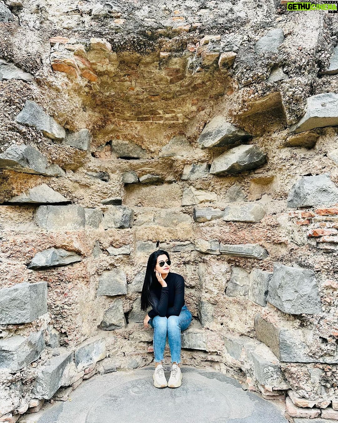 Ushasi Ray Instagram - Khawaab, khayaal, jazabaat, gham aur hum 💫 Last slide is special 🌸 Gour, Malda.