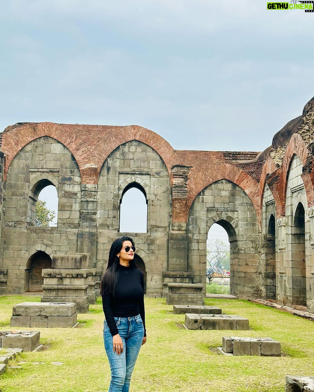 Ushasi Ray Instagram - Khawaab, khayaal, jazabaat, gham aur hum 💫 Last slide is special 🌸 Gour, Malda.